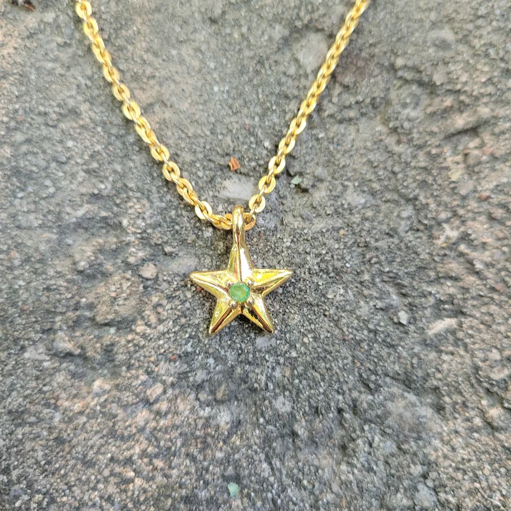 Gold Toned Star Necklace - Picture 1 of 2